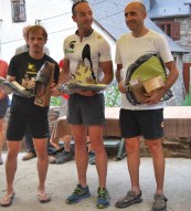 Junto al 1º y al 3r clasificado